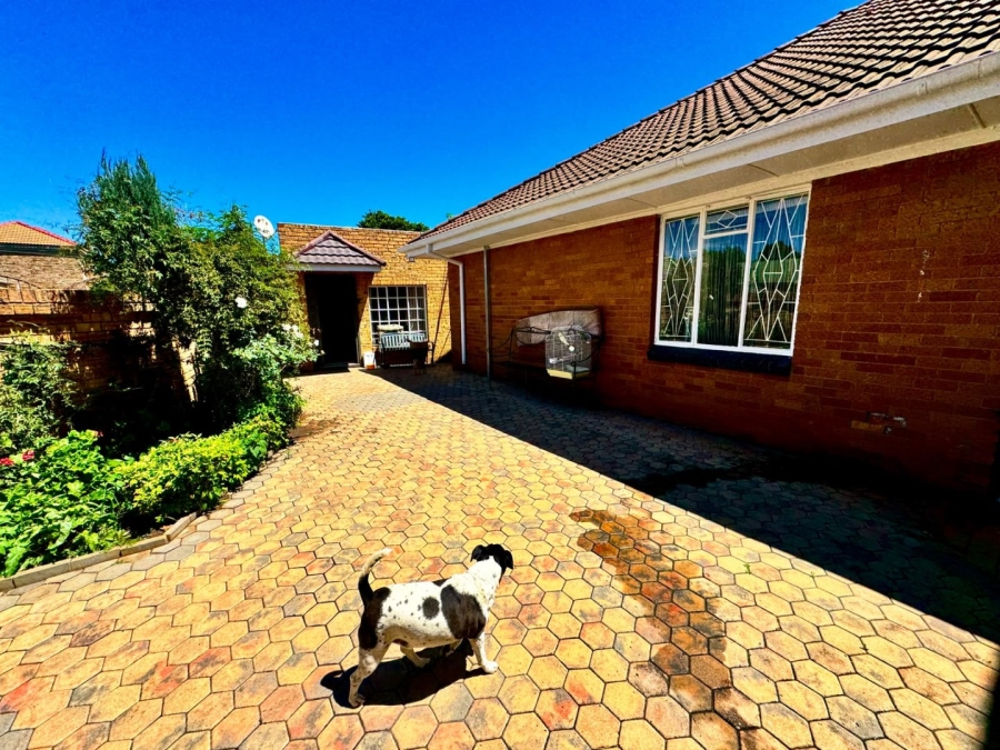 5 Bedroom Property for Sale in Potchefstroom North North West